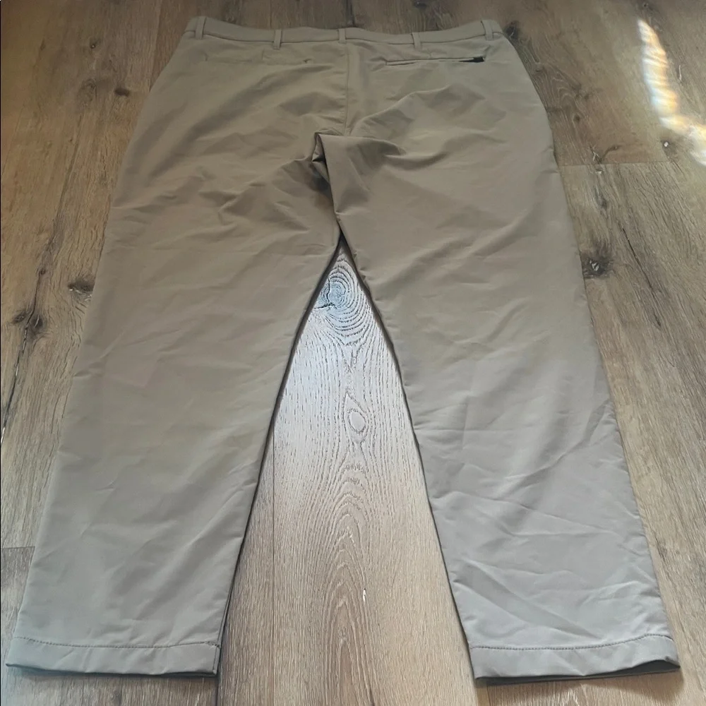 Banana republic men 40 waist 30 length tan 100% Polyester